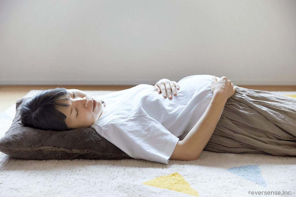妊婦　苦しむ　陣痛　腹痛