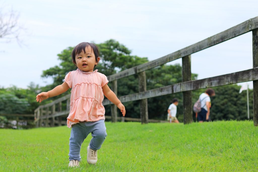 子供 歩く 立つ